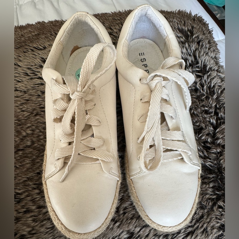 Women’s casual shoes